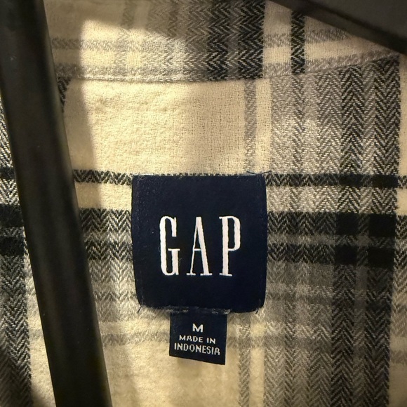 GAP Med Plaid Button-Down Shirt - Picture 2 of 4